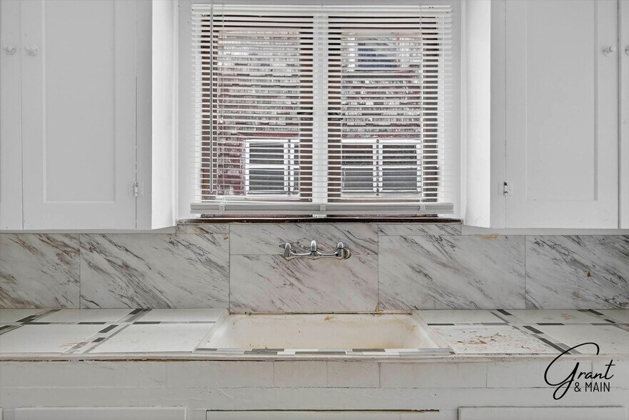 Building Photo - 10345-10345 Crocuslawn Ave