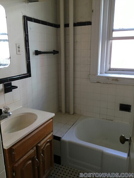 Building Photo - 208 Winthrop Rd