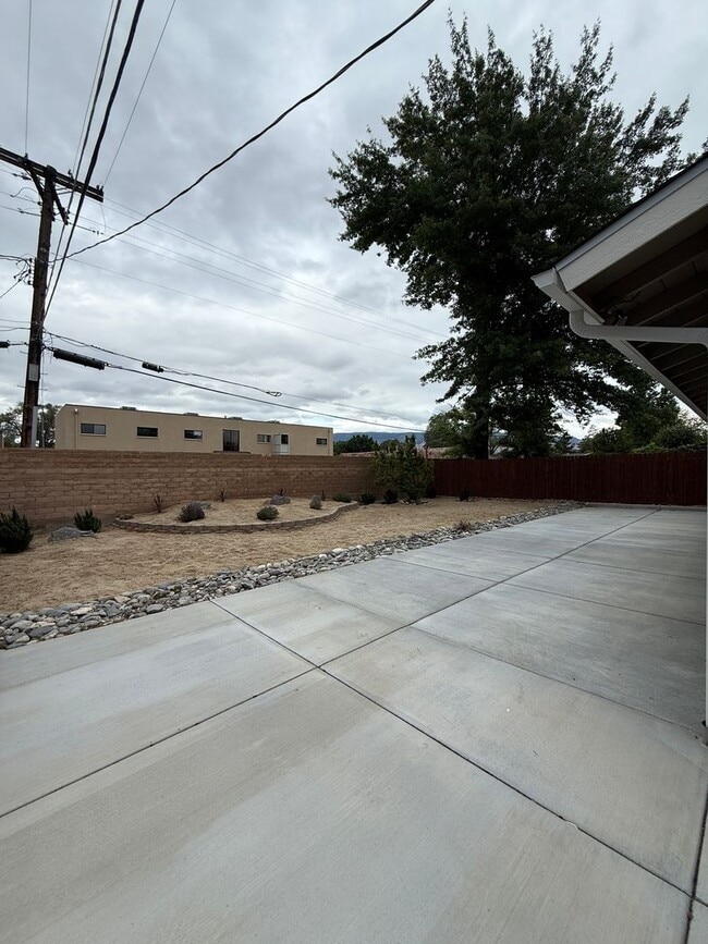 Building Photo - 750 Topaz Dr