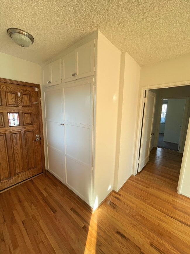 Building Photo - Central Ventura Home with Large Yard!