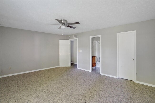 Building Photo - 14 Shore Dr