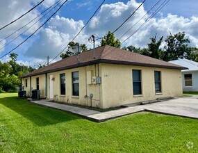 Building Photo - 2 Bed/1 Bath Duplex