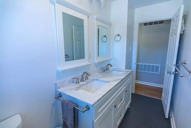 Building Photo - 614 Camellia St N E