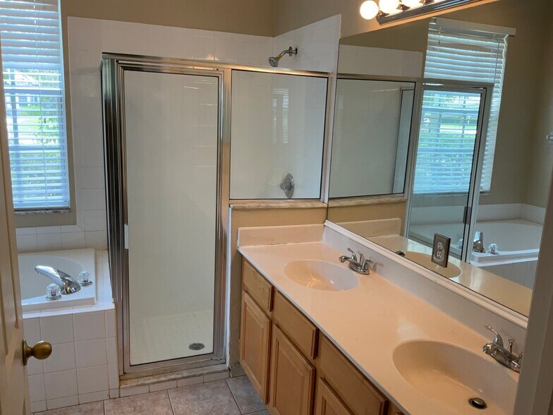 Building Photo - 2804 Spring Meadow Dr