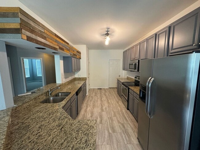 Building Photo - Beautiful 3 Bedroom Single Family Home nea...