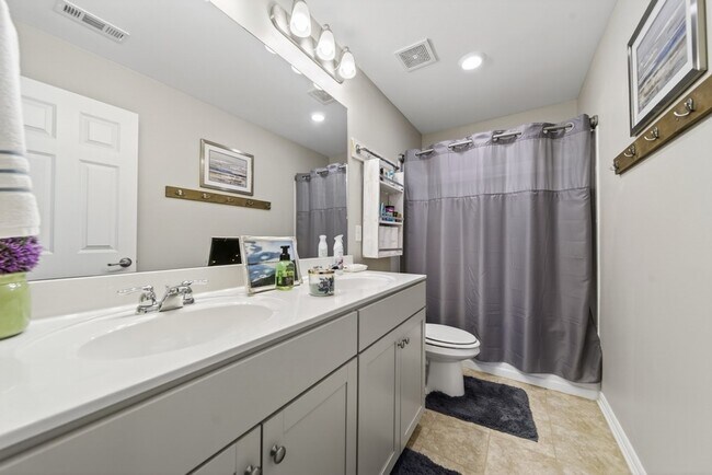 Building Photo - 404 Black Thorn Ln