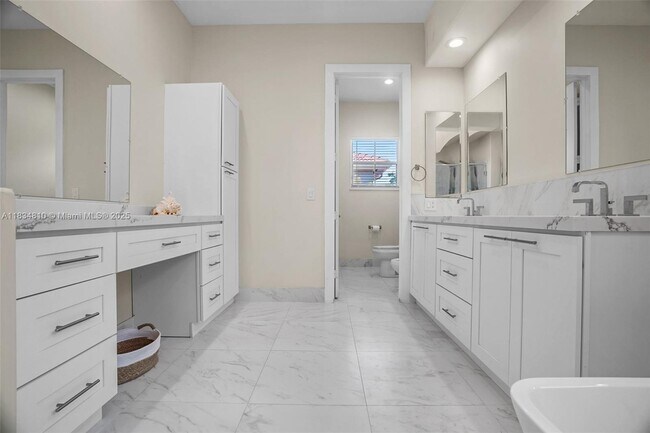 Building Photo - 1580 Shoreline Way