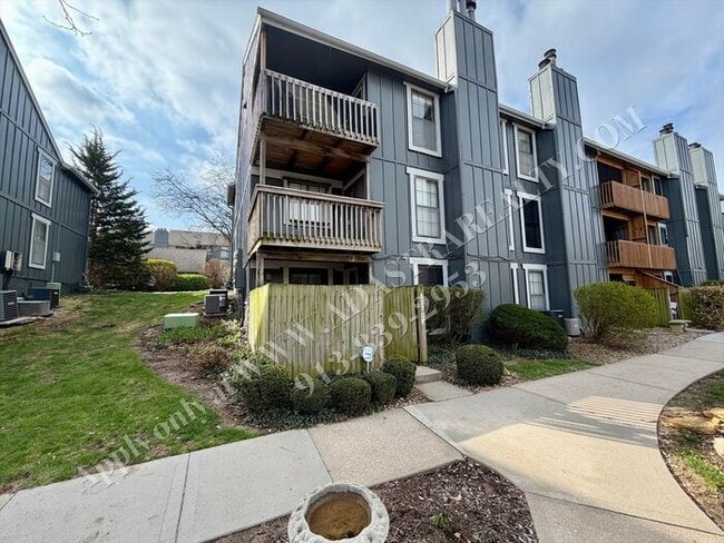 Building Photo - Spacious 2 Bed 2 Bath Ground Floor Unit-Available NOW!!