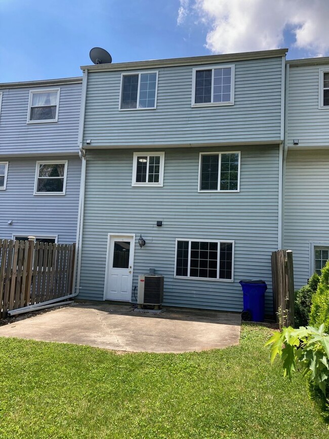 Building Photo - Farmbrook Rental