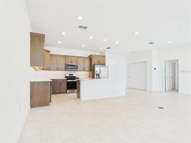Building Photo - 5824 SW 70th Ave