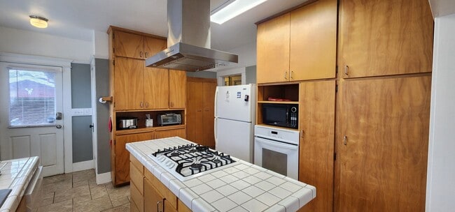 Building Photo - Single Family Fully Furnished Home with Al...