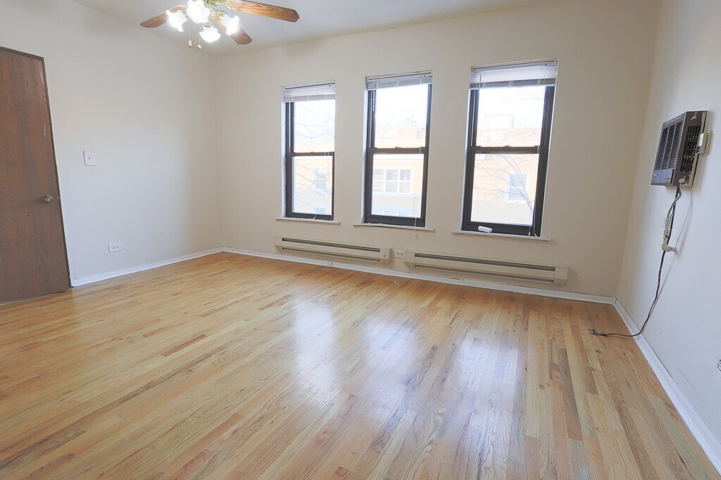 Building Photo - 823 W Newport Ave