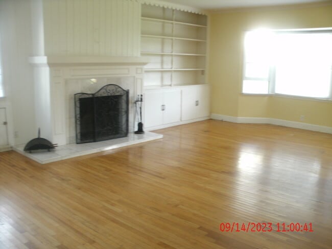 Building Photo - 1056 E 1st St