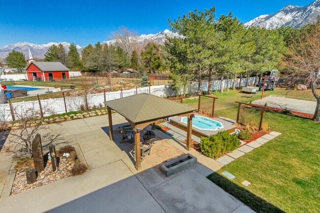 Building Photo - Beautiful 5-Bedroom Home in Sandy!