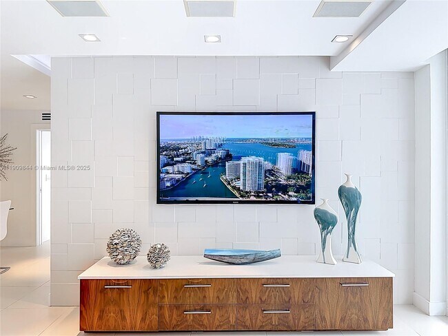 Building Photo - 2715 N Ocean Blvd