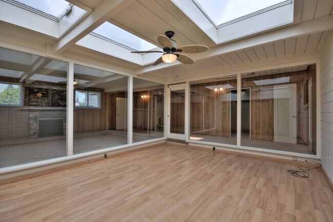 Building Photo - 127 Dalma Dr