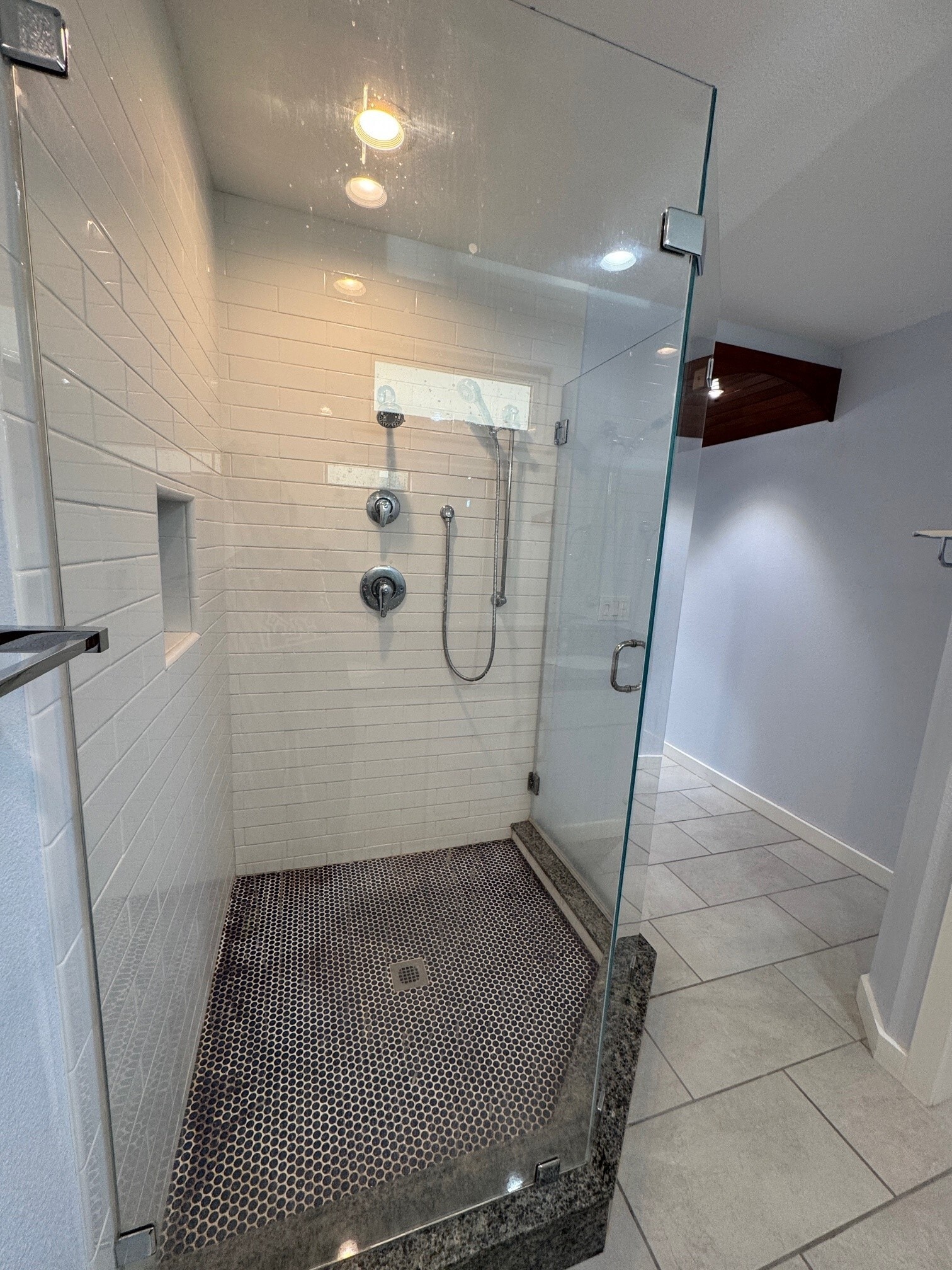 Huge custom walk in shower. - 22471 Loch Lomond Dr