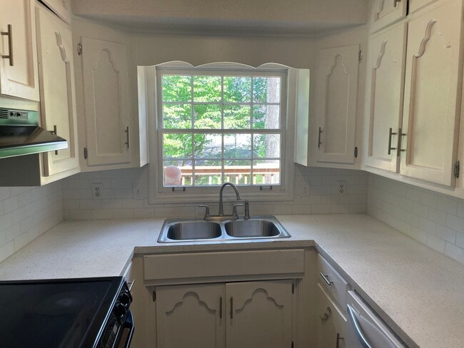 Building Photo - For Rent