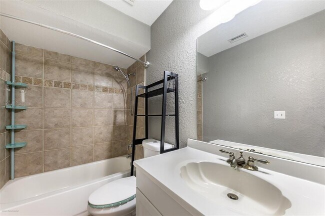 Building Photo - 2498 Abscott St