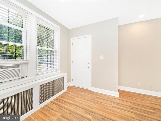 Unit Entrance - 4215 Dix St NE