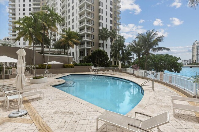 Building Photo - 801 Brickell Key Blvd