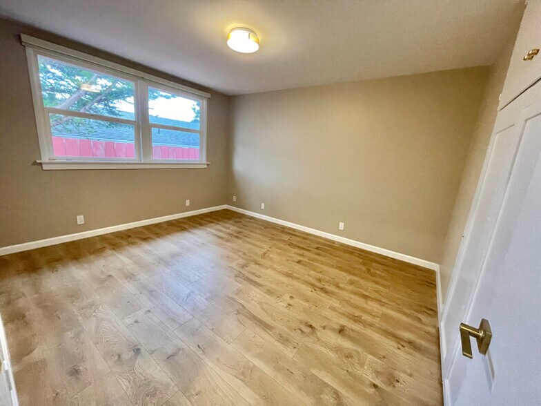 Building Photo - 928 Serena Dr