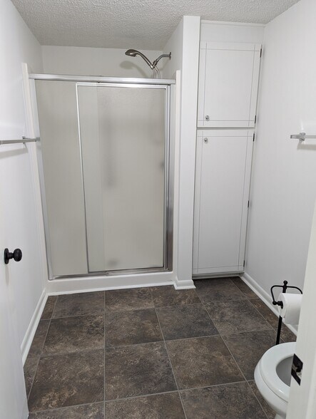 Primary Shower / WC - 2615 Alabama St SW