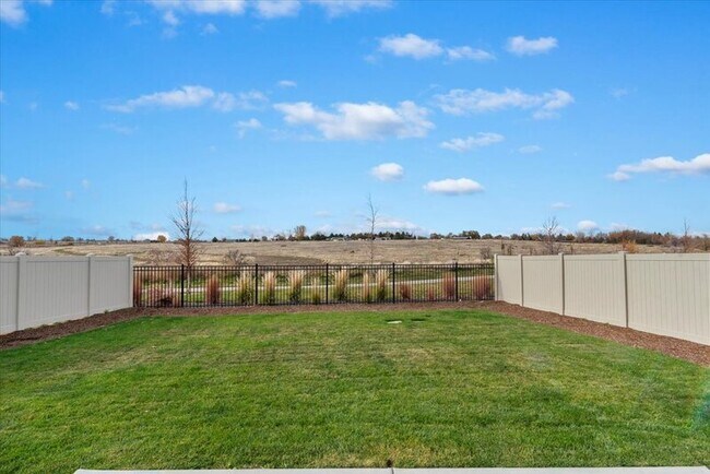 Building Photo - 2869 N Arroyo Vis Wy