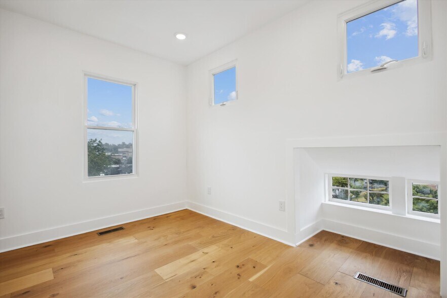 Top Level Corner Bedroom - 232 S St NE