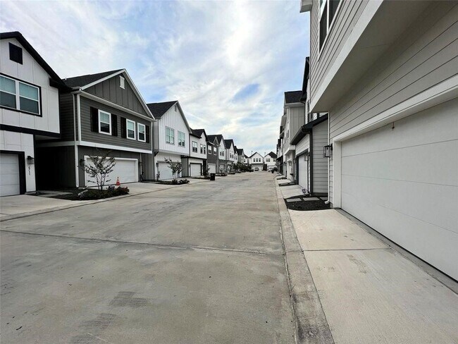 Building Photo - 6712 Parker Oaks Ln