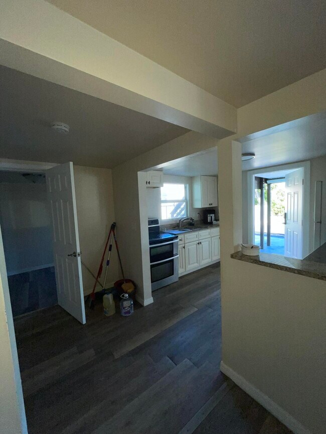 Building Photo - 729 N A St