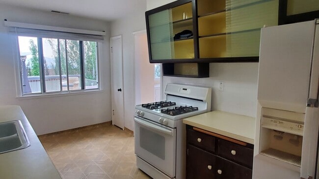 Building Photo - Spacious 2 Bd Main Level Duplex