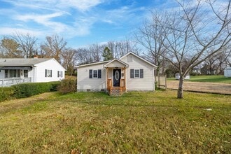 Building Photo - Updated 2-Bedroom Home Walking Distance to Longwood University!
