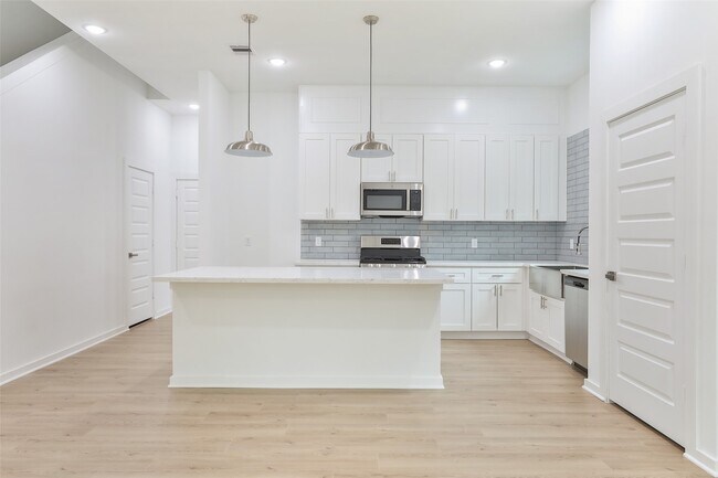 Building Photo - 9345 Lavender St