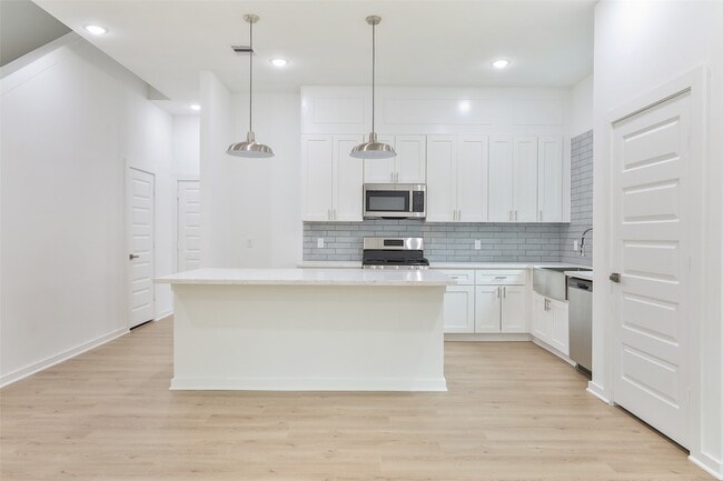 Building Photo - 9347 Lavender St