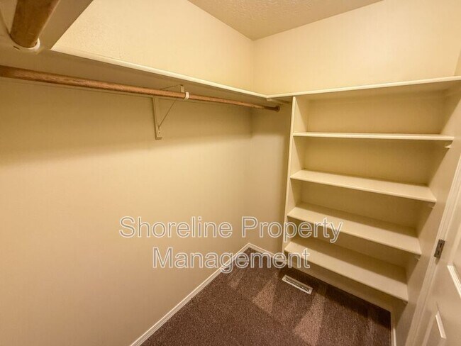 Building Photo - 3420 N Oakstone Ave