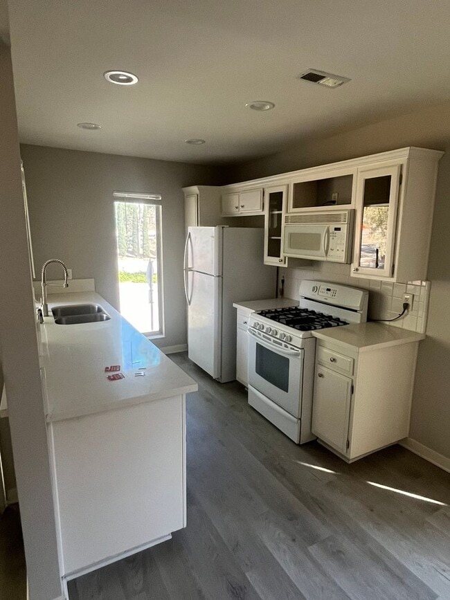 Building Photo - Spacious 2 Bed / 1 Bath Upstairs Condo in San Carlos – Utilities Included!