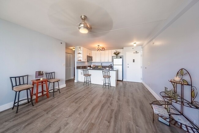 Building Photo - Lovely Renovated 2 Bedroom Condo
