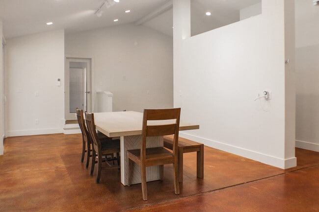 Building Photo - 21 Woodbury Rd