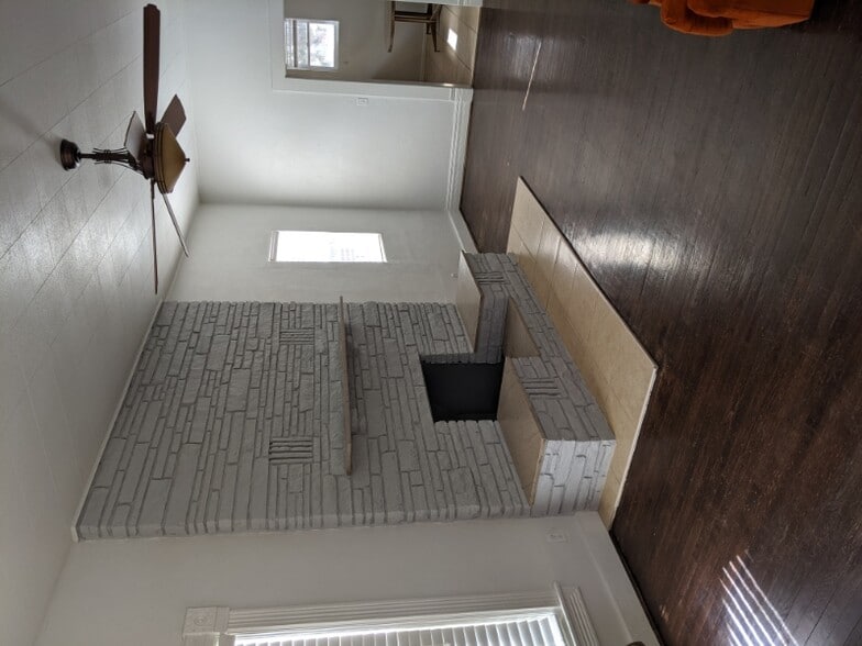 Building Photo - 721 Main St