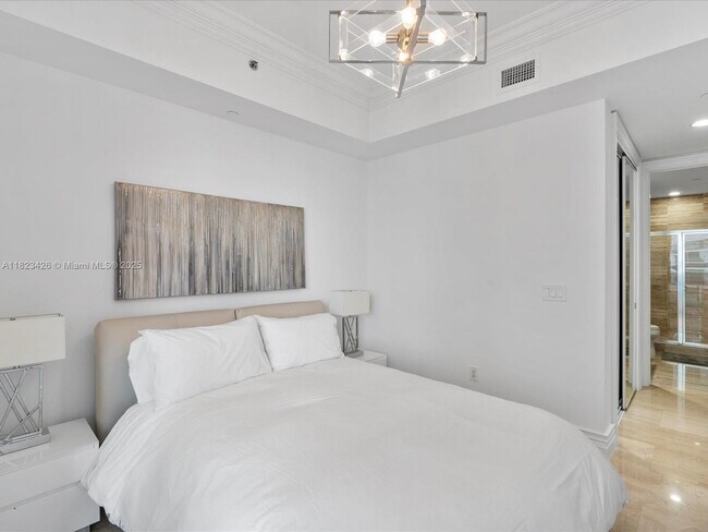 Building Photo - 15901 Collins Ave