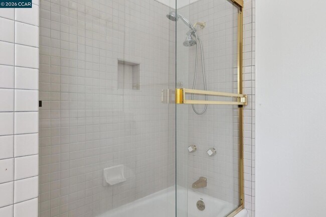 Building Photo - 660 La Casa Via