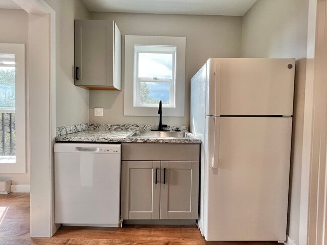 Building Photo - Dodge Ct (KC-AM)