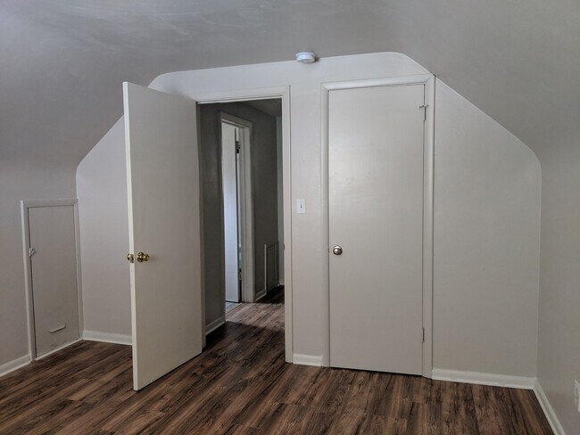 Building Photo - Beautifully Kept 4 Bedroom House next to U...