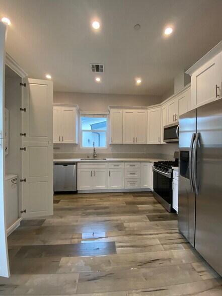 Building Photo - 3955 S Budlong Ave