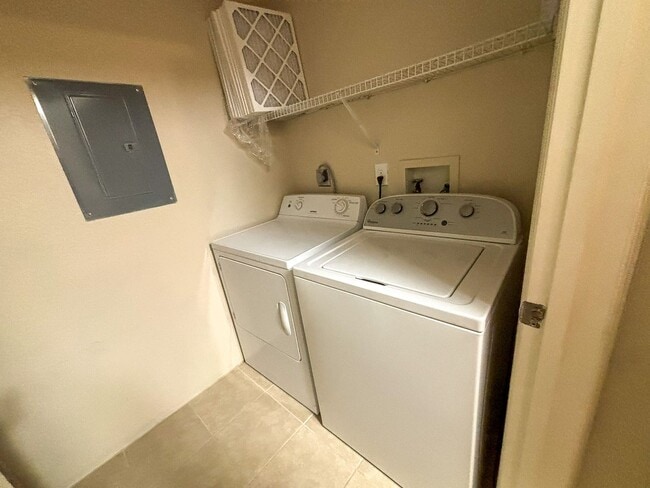 Building Photo - Windsor Park #523 - Pet Friendly!