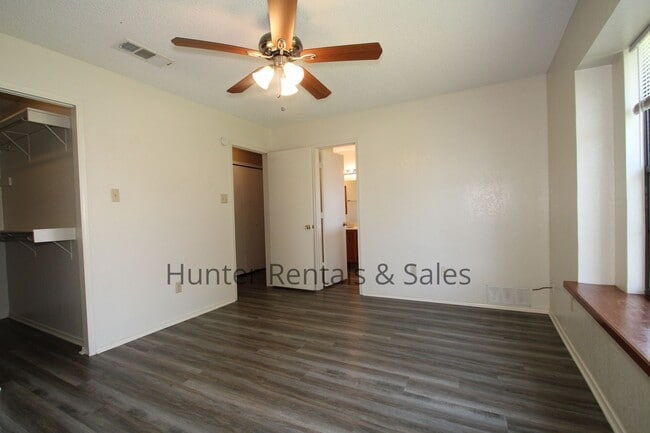 Building Photo - Two-Story Living!