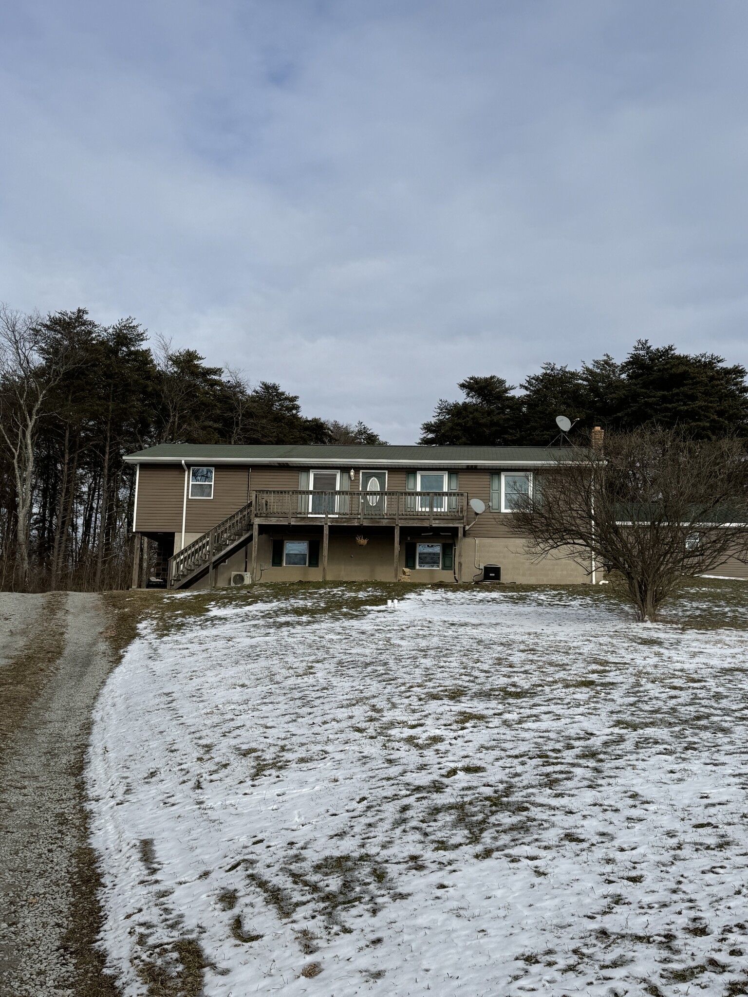 Front deck - 211 Dividing Ridge Rd