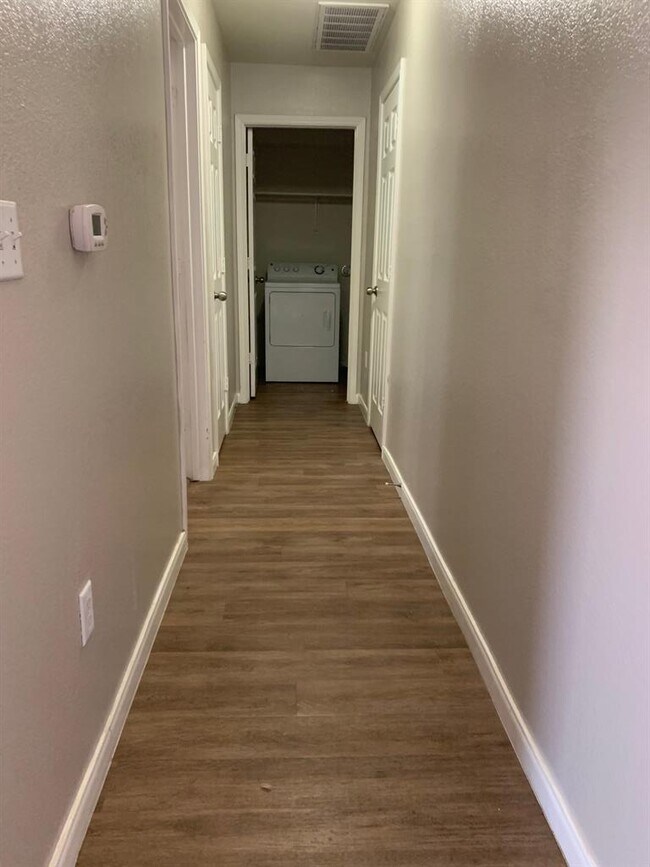 Building Photo - 384 Discovery