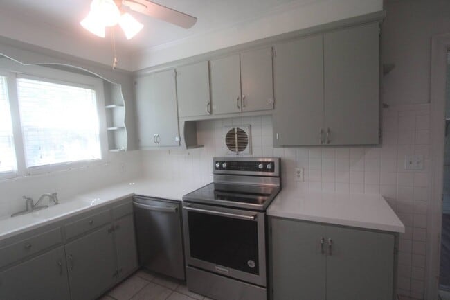 Building Photo - For Lease - 3 Bed, 1.5 Bath, 1600sqft, Sin...